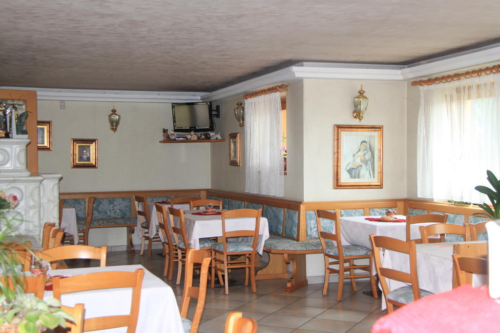 Garni Goccia D'Oro Hotell Cavalese Exteriör bild